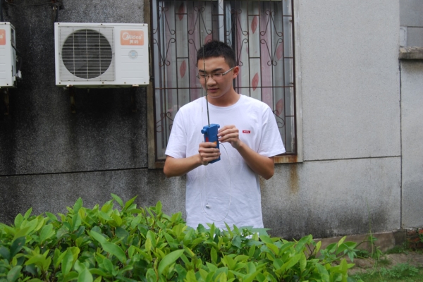 无线电测向比赛选手搜索信号.jpg