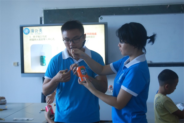 团队成员进行棉花糖机制作步骤的演示讲解.jpg