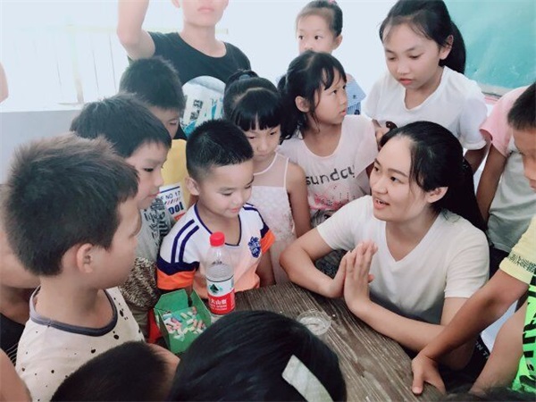 孩子们认真听讲.jpg