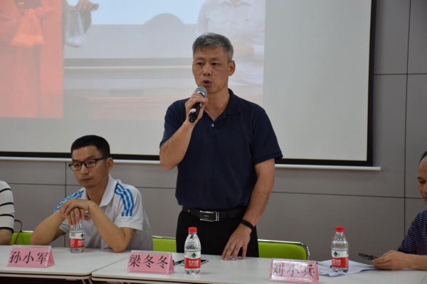 教具制作大赛考评老师进行总结性点评.jpg