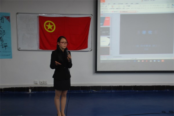 展评人沉稳有序答辩.jpg