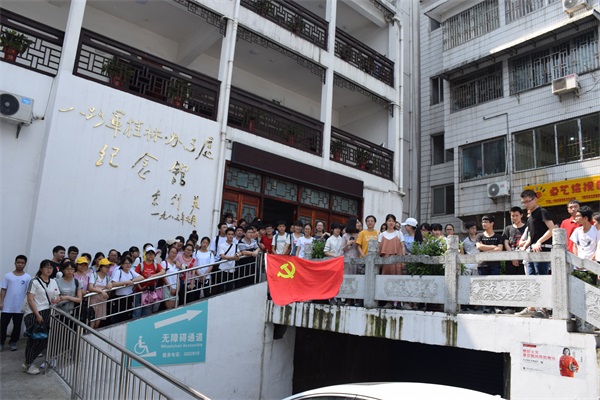 党课培训班学员参观八路军桂林办事处合照(1).jpg