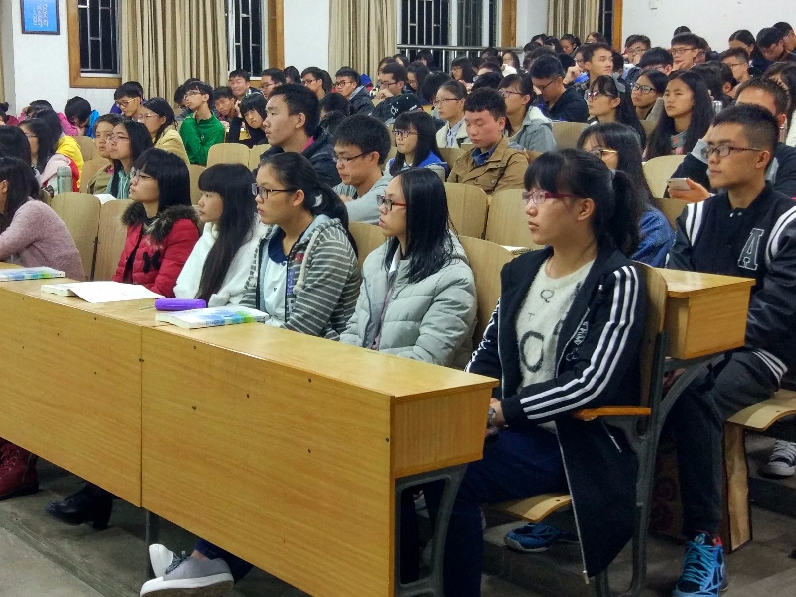 同学们在聚精会神的听课.jpg