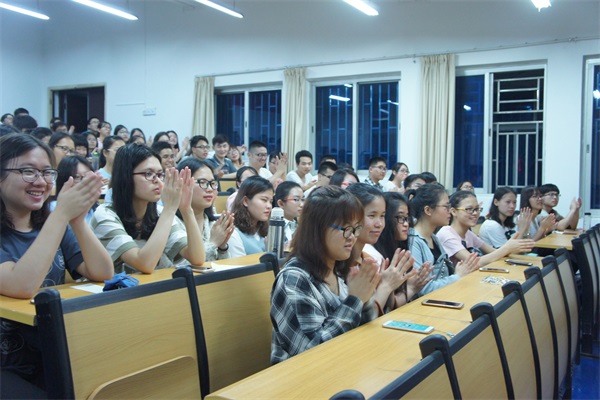 现场观众热情高涨,掌声不断.jpg